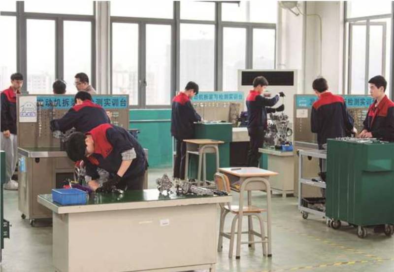 学生在实训室(1).jpg