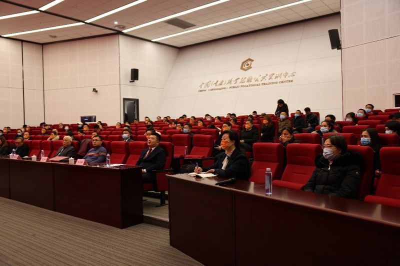 论坛现场，参会人员认真聆听专家发言.jpg