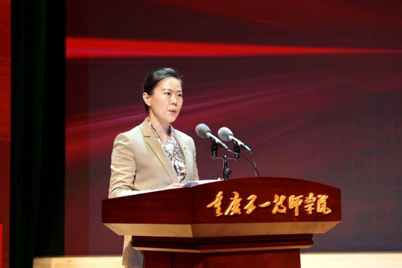 重庆市人力社保局党组成员、副局长苏静介绍重庆五一技师学院申报高职相关情况.jpg