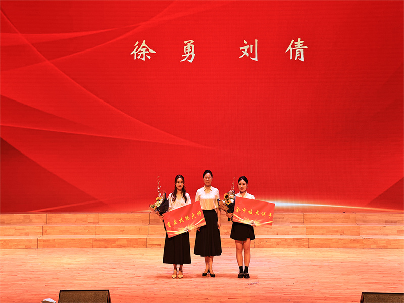 苏静副局长为获得重庆市级荣誉称号人员颁发荣誉证书.jpg