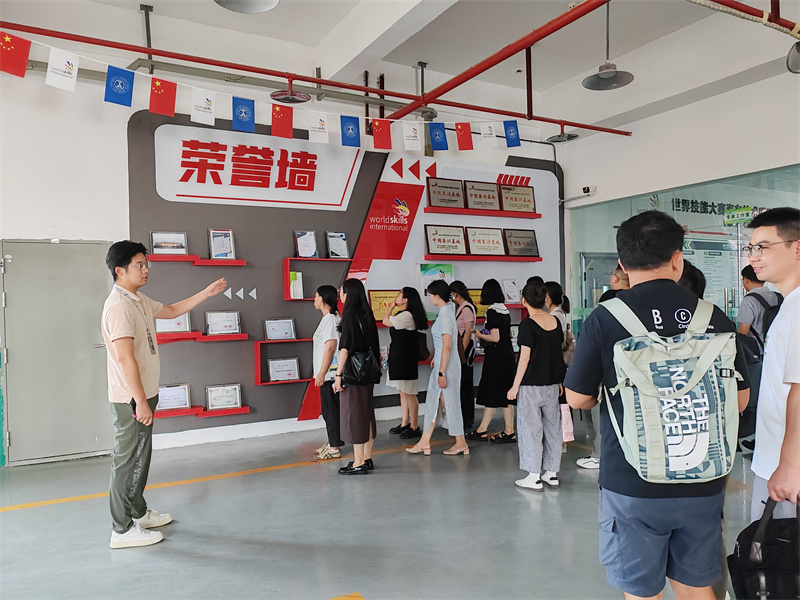 参观汽车基地.jpg