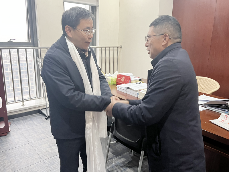2龚学平校长为陈邦尚书记献哈达.png
