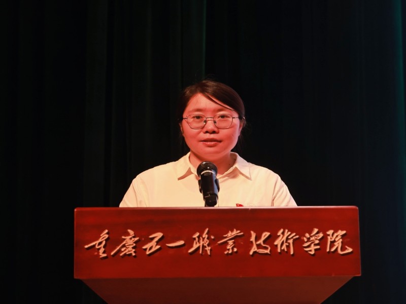 优秀党务工作者代表闫桂春发言.jpg
