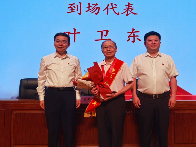 “光荣在党50年”党员代表叶卫东同志领取纪念章.jpg
